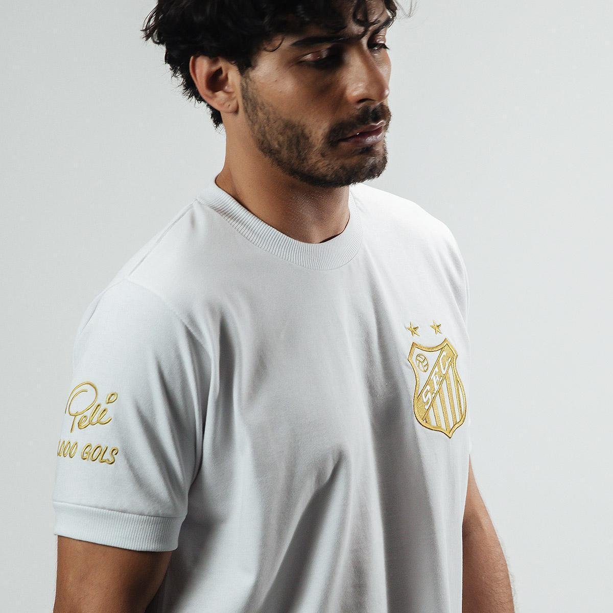 https://static.santosstore.com.br/produtos/camisa-santos-pele-retro-mil-gols-edicao-limitada-masculina/14/AJM-0592-014/AJM-0592-014_zoom1.jpg