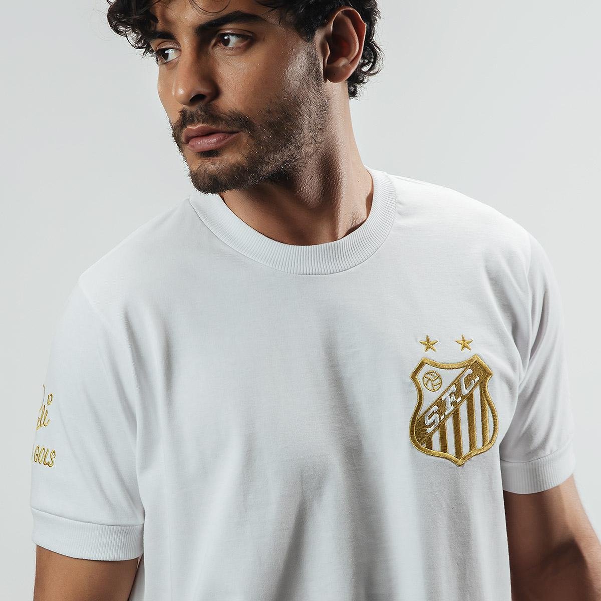 https://static.santosstore.com.br/produtos/camisa-santos-pele-retro-mil-gols-edicao-limitada-masculina/14/AJM-0592-014/AJM-0592-014_zoom3.jpg