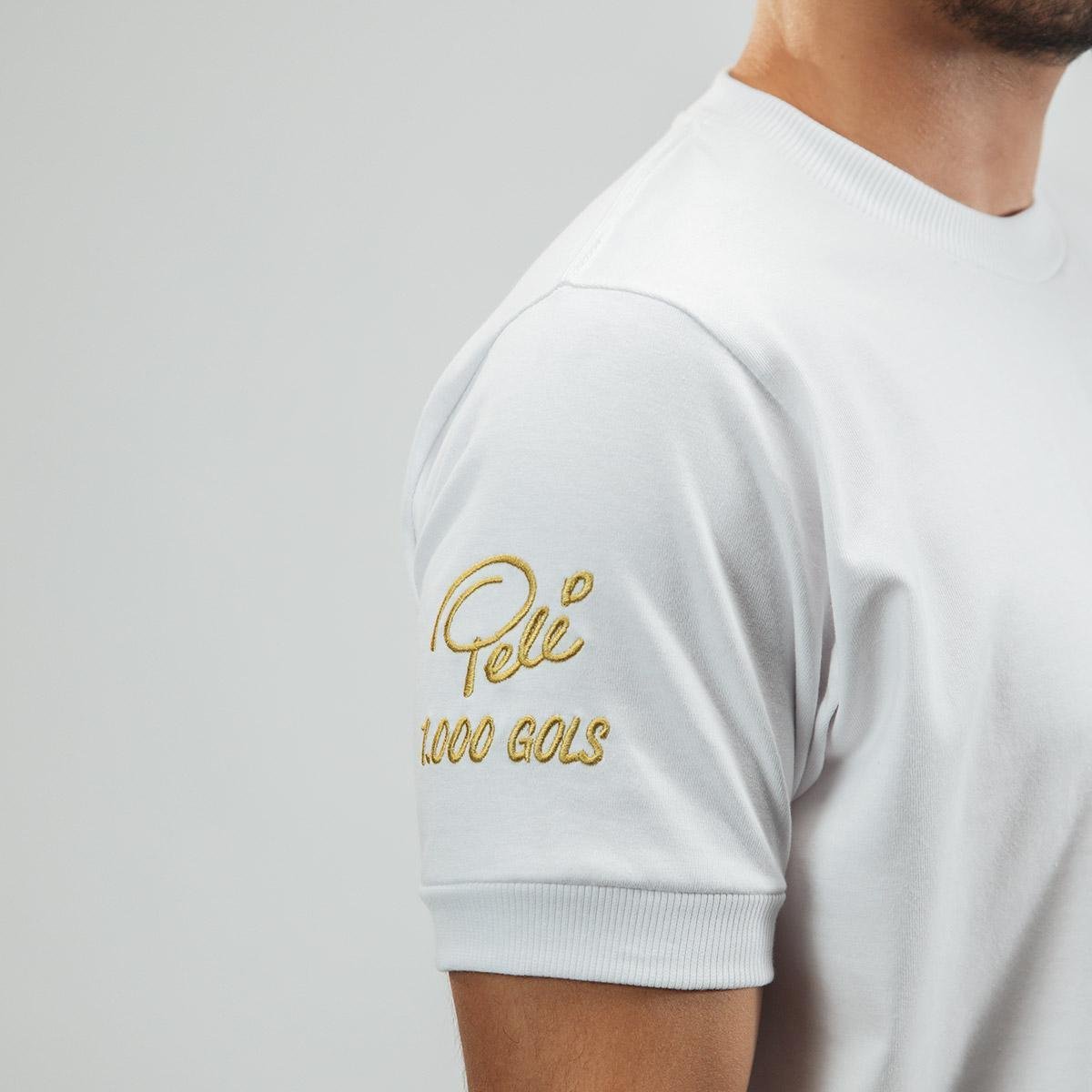 https://static.santosstore.com.br/produtos/camisa-santos-pele-retro-mil-gols-edicao-limitada-masculina/14/AJM-0592-014/AJM-0592-014_zoom4.jpg