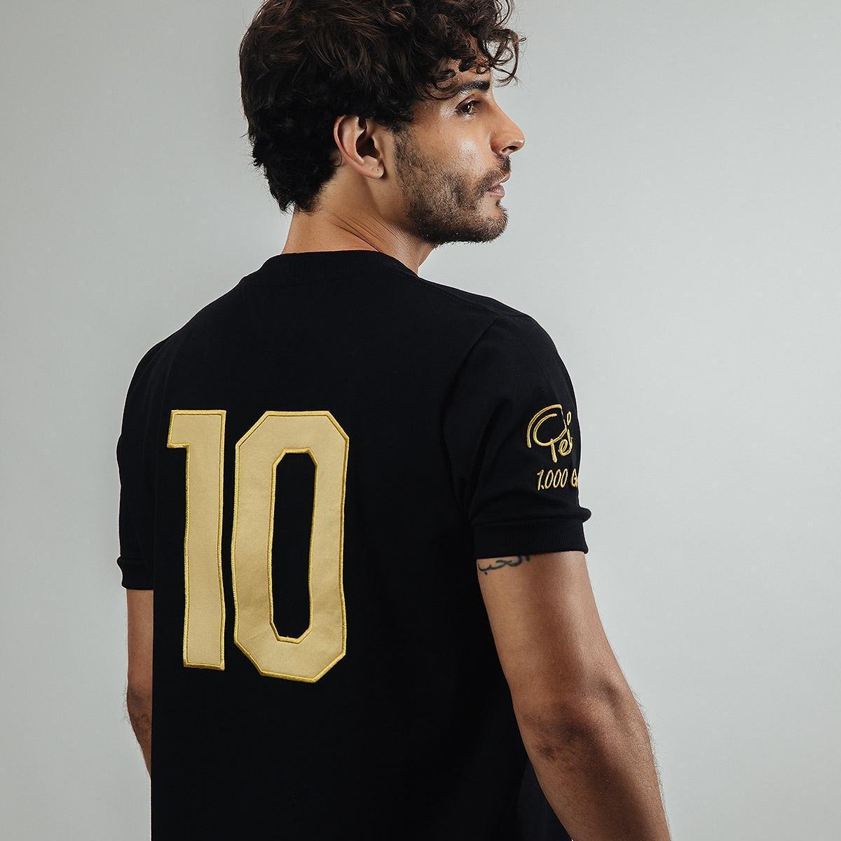https://static.santosstore.com.br/produtos/camisa-santos-pele-retro-mil-gols-edicao-limitada-masculina/06/AJM-0593-006/AJM-0593-006_zoom2.jpg