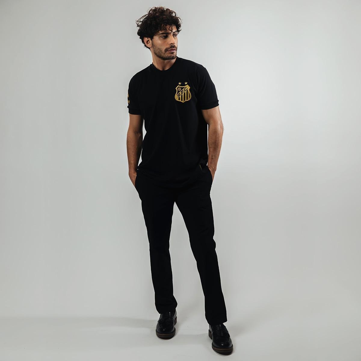 https://static.santosstore.com.br/produtos/camisa-santos-pele-retro-mil-gols-edicao-limitada-masculina/06/AJM-0593-006/AJM-0593-006_zoom3.jpg