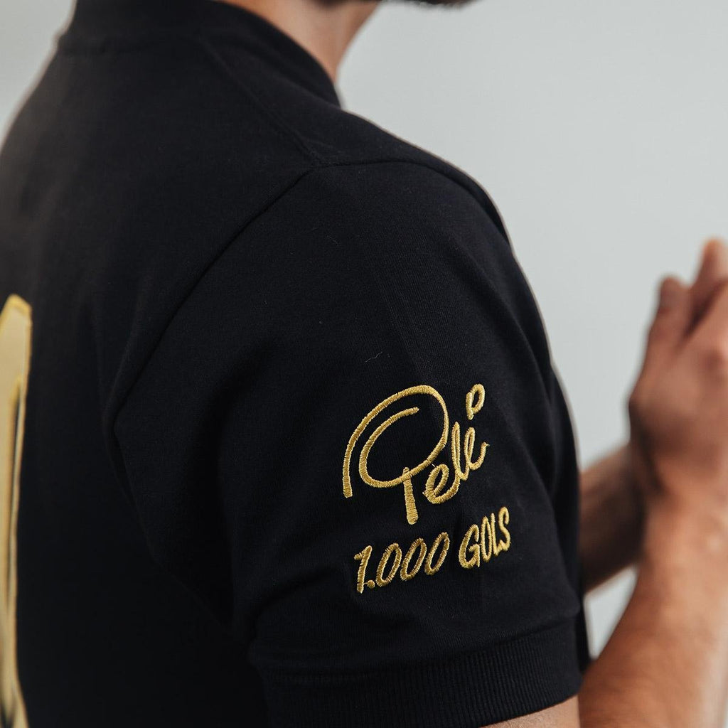 https://static.santosstore.com.br/produtos/camisa-santos-pele-retro-mil-gols-edicao-limitada-masculina/06/AJM-0593-006/AJM-0593-006_zoom4.jpg