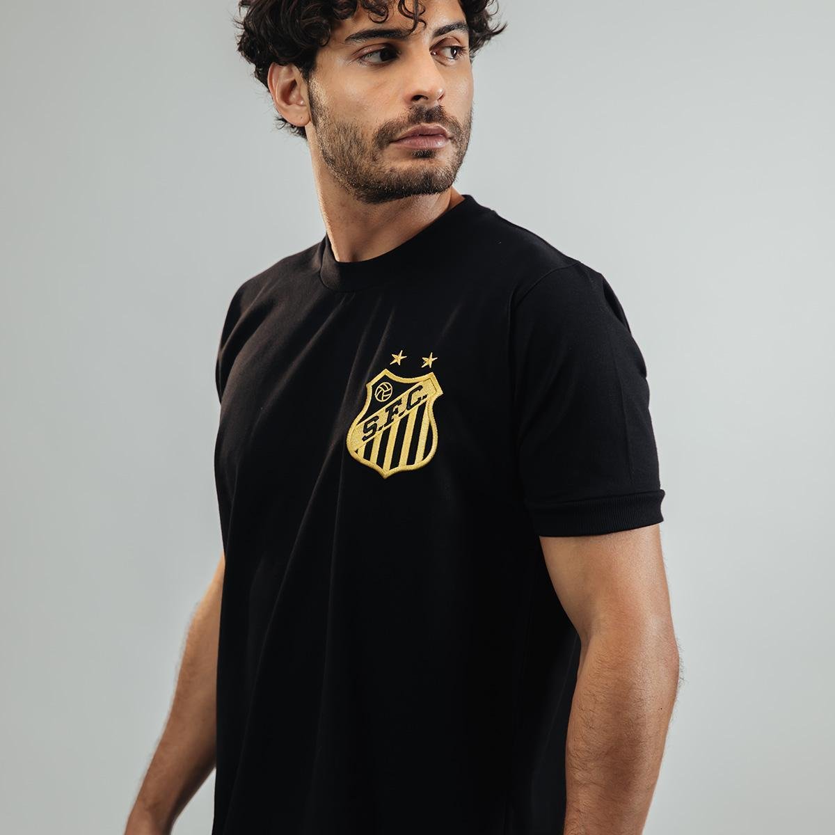 https://static.santosstore.com.br/produtos/camisa-santos-pele-retro-mil-gols-edicao-limitada-masculina/06/AJM-0593-006/AJM-0593-006_zoom6.jpg