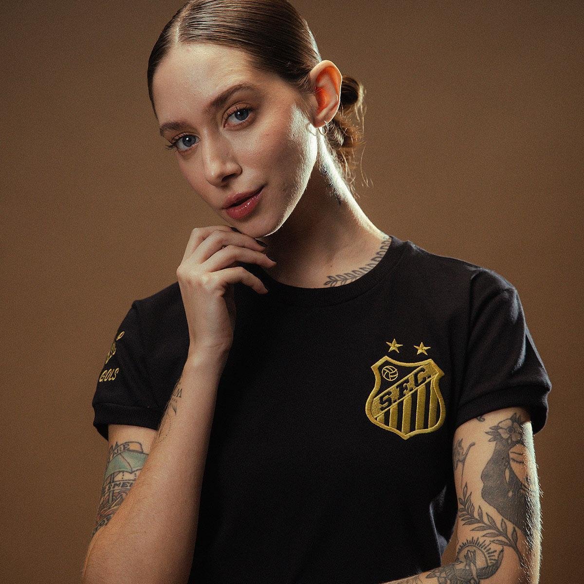 https://static.santosstore.com.br/produtos/camisa-santos-pele-retro-mil-gols-edicao-limitada-feminina/06/AJM-1326-006/AJM-1326-006_zoom1.jpg