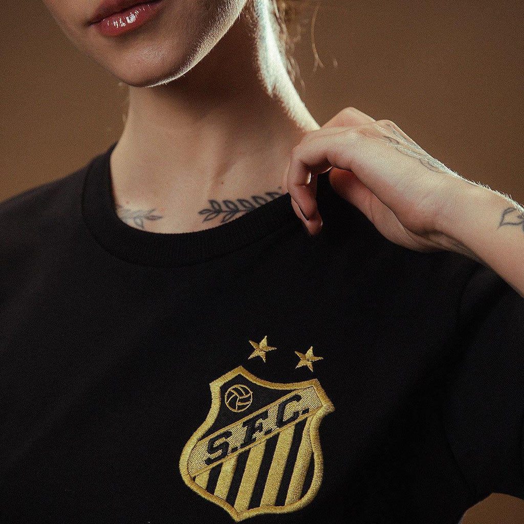 https://static.santosstore.com.br/produtos/camisa-santos-pele-retro-mil-gols-edicao-limitada-feminina/06/AJM-1326-006/AJM-1326-006_zoom2.jpg