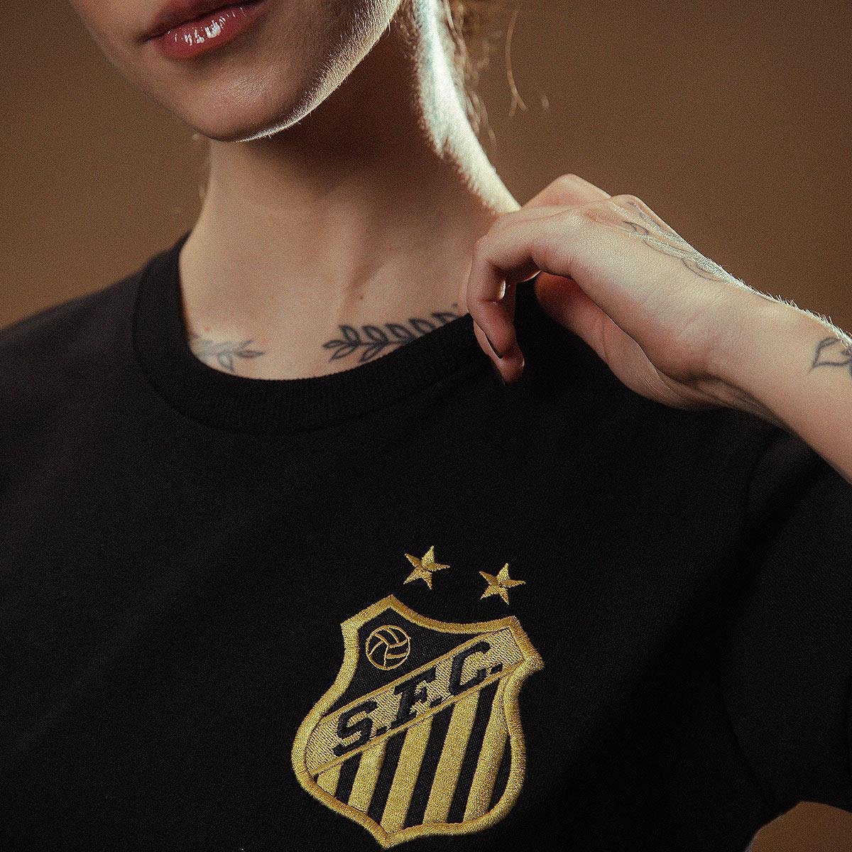 https://static.santosstore.com.br/produtos/camisa-santos-pele-retro-mil-gols-edicao-limitada-feminina/06/AJM-1326-006/AJM-1326-006_zoom2.jpg