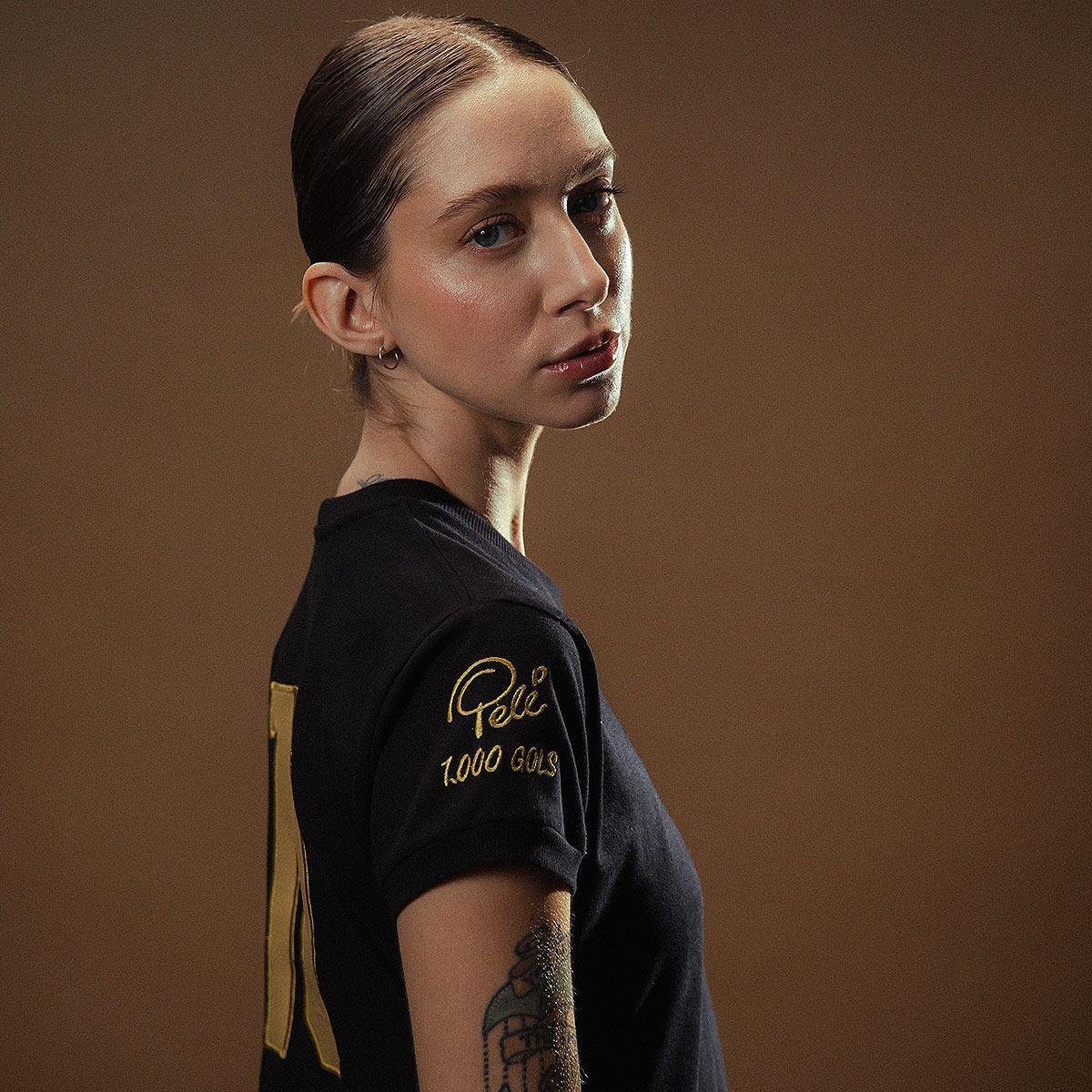 https://static.santosstore.com.br/produtos/camisa-santos-pele-retro-mil-gols-edicao-limitada-feminina/06/AJM-1326-006/AJM-1326-006_zoom3.jpg