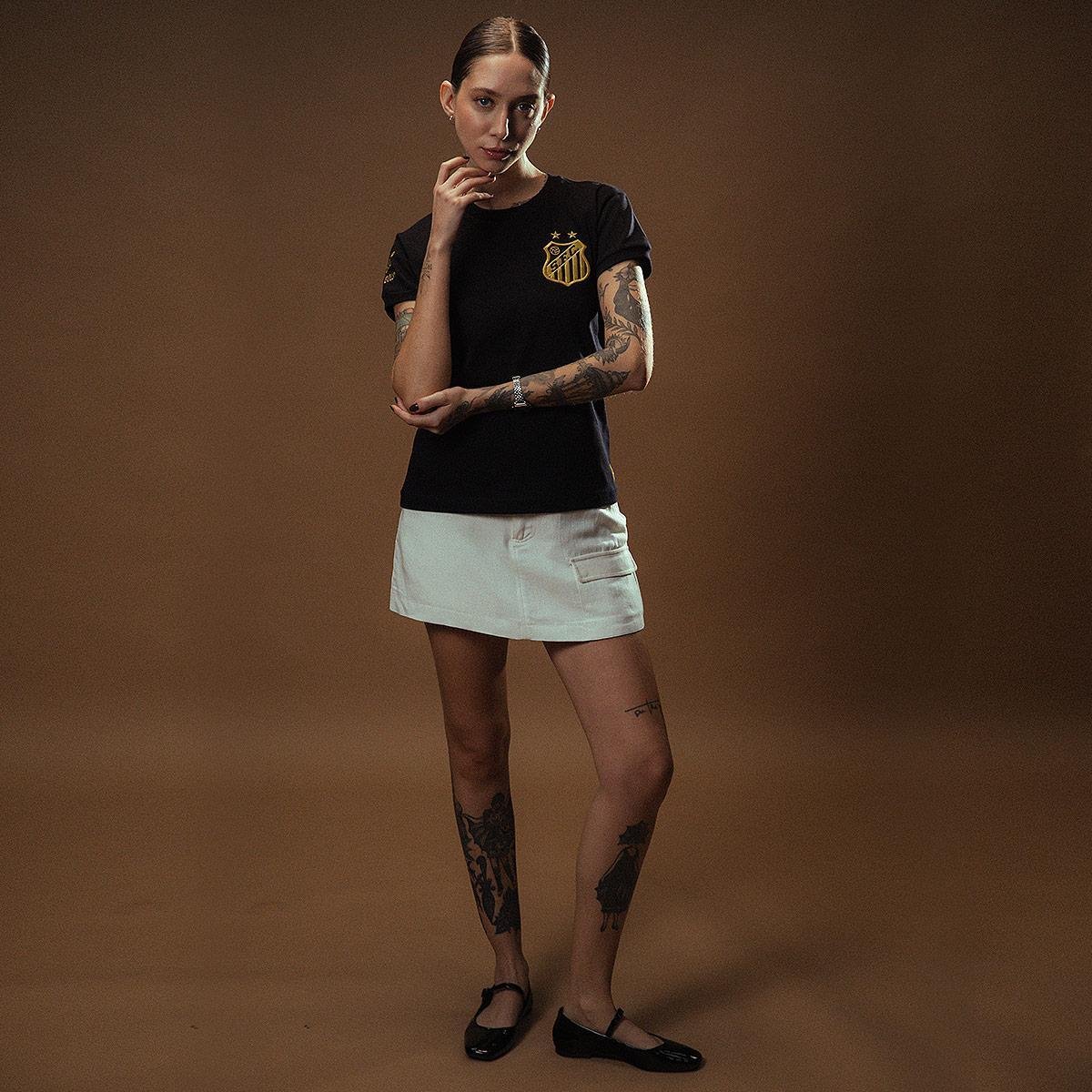 https://static.santosstore.com.br/produtos/camisa-santos-pele-retro-mil-gols-edicao-limitada-feminina/06/AJM-1326-006/AJM-1326-006_zoom6.jpg