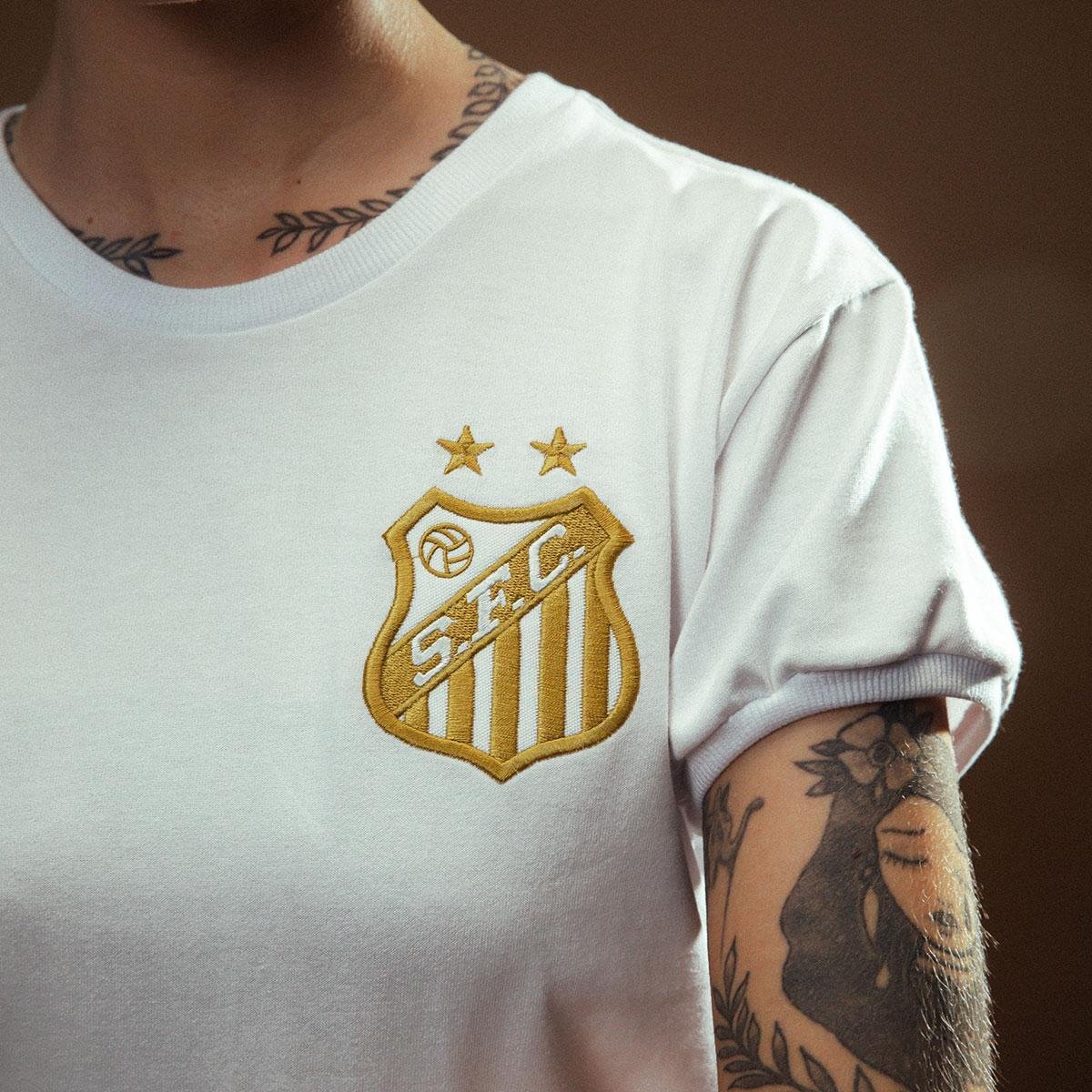https://static.santosstore.com.br/produtos/camisa-santos-pele-retro-mil-gols-edicao-limitada-branco-feminina/14/AJM-1371-014/AJM-1371-014_zoom3.jpg