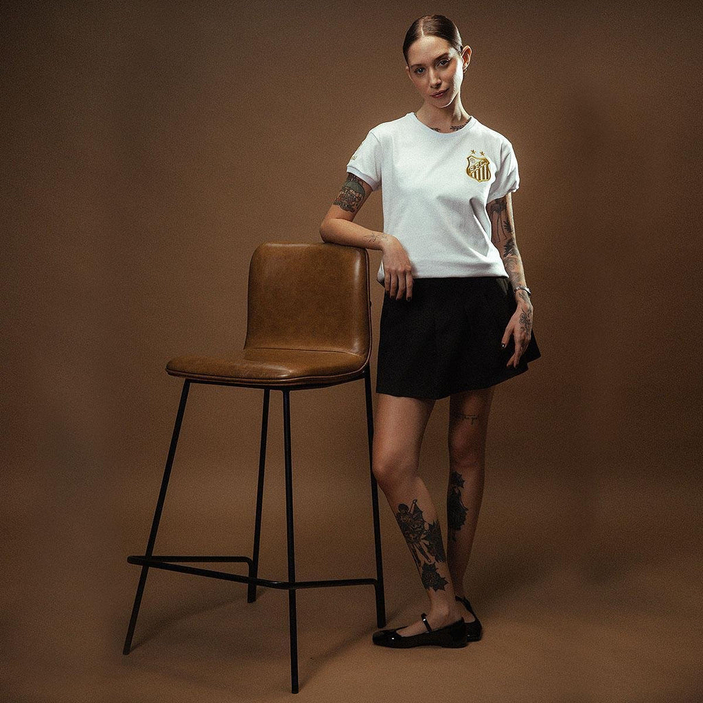 https://static.santosstore.com.br/produtos/camisa-santos-pele-retro-mil-gols-edicao-limitada-branco-feminina/14/AJM-1371-014/AJM-1371-014_zoom4.jpg
