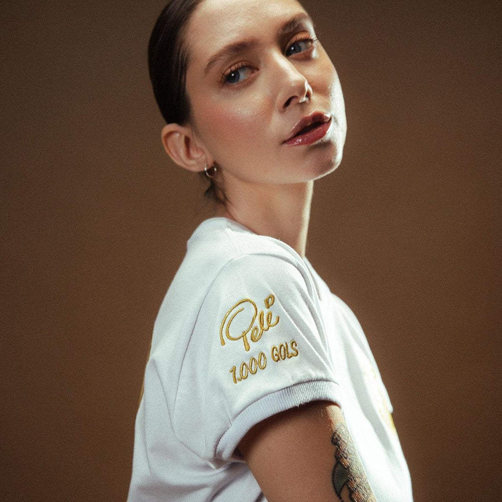 https://static.santosstore.com.br/produtos/camisa-santos-pele-retro-mil-gols-edicao-limitada-branco-feminina/14/AJM-1371-014/AJM-1371-014_zoom5.jpg