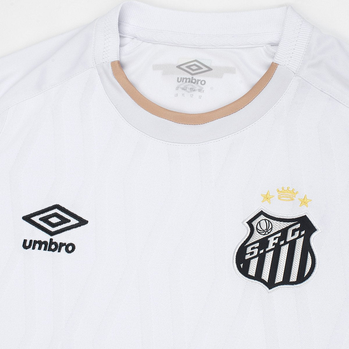 https://static.santosstore.com.br/produtos/pre-venda-camisa-infantil-santos-i-2627-umbro/32/SID-010N-032/SID-010N-032_zoom3.jpg