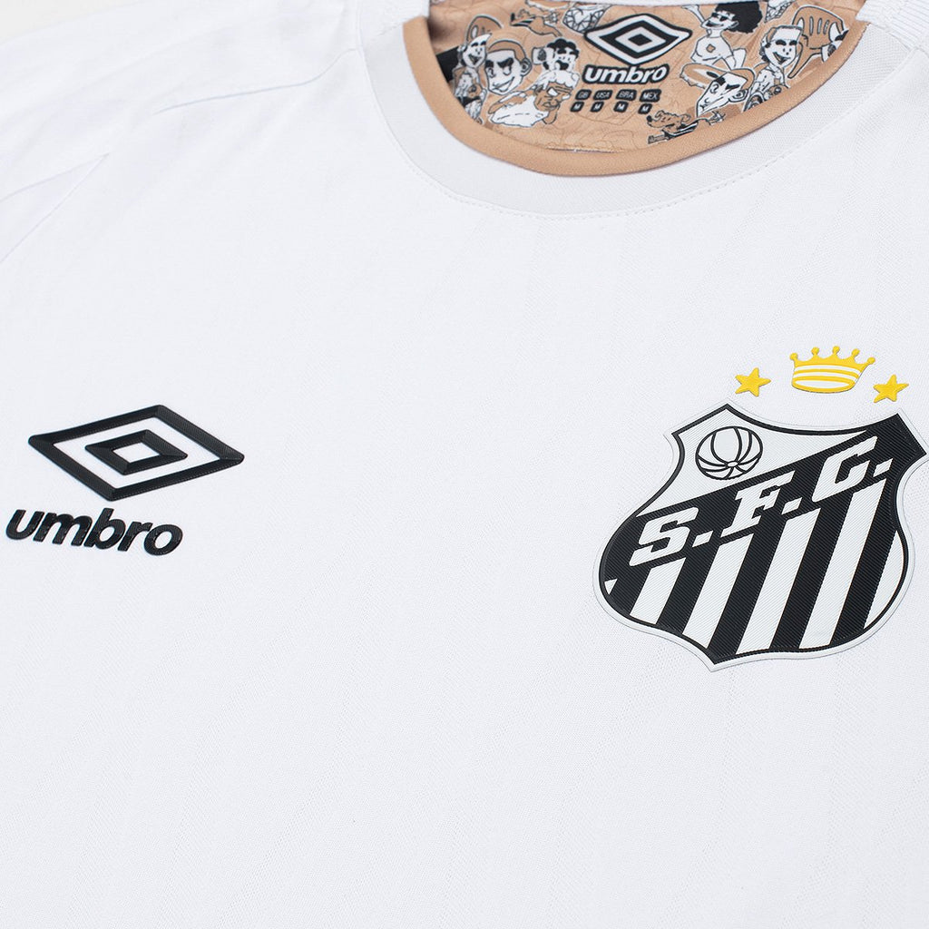 https://static.santosstore.com.br/produtos/camisa-santos-i-2627-sn-jogador-umbro-feminina/32/SID-0110-032/SID-0110-032_zoom3.jpg