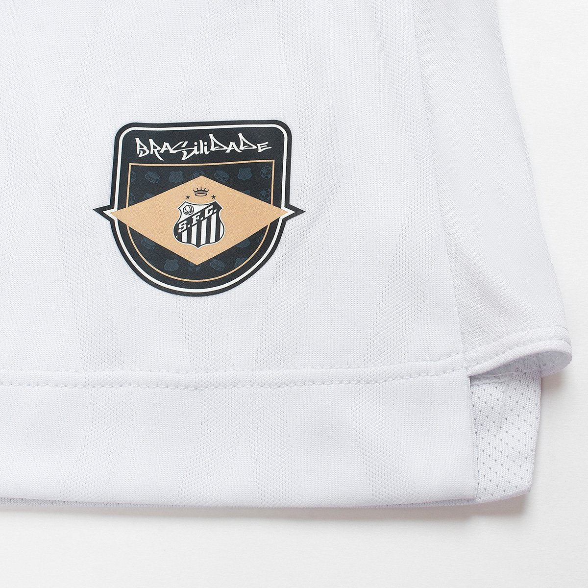 https://static.santosstore.com.br/produtos/camisa-santos-i-2627-sn-jogador-umbro-feminina/32/SID-0110-032/SID-0110-032_zoom4.jpg