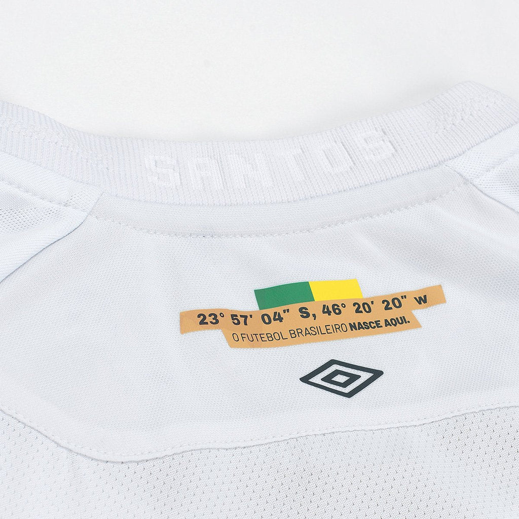 https://static.santosstore.com.br/produtos/camisa-santos-i-2627-sn-jogador-umbro-feminina/32/SID-0110-032/SID-0110-032_zoom6.jpg