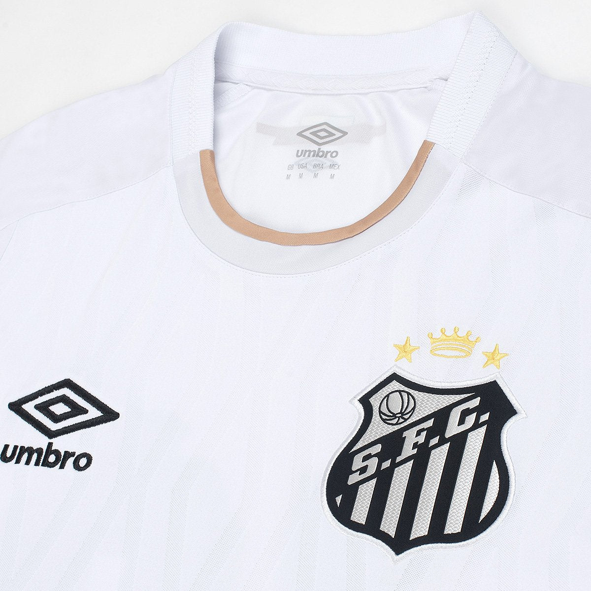 https://static.santosstore.com.br/produtos/camisa-santos-i-2627-sn-torcedor-umbro-masculina/32/SID-0111-032/SID-0111-032_zoom3.jpg