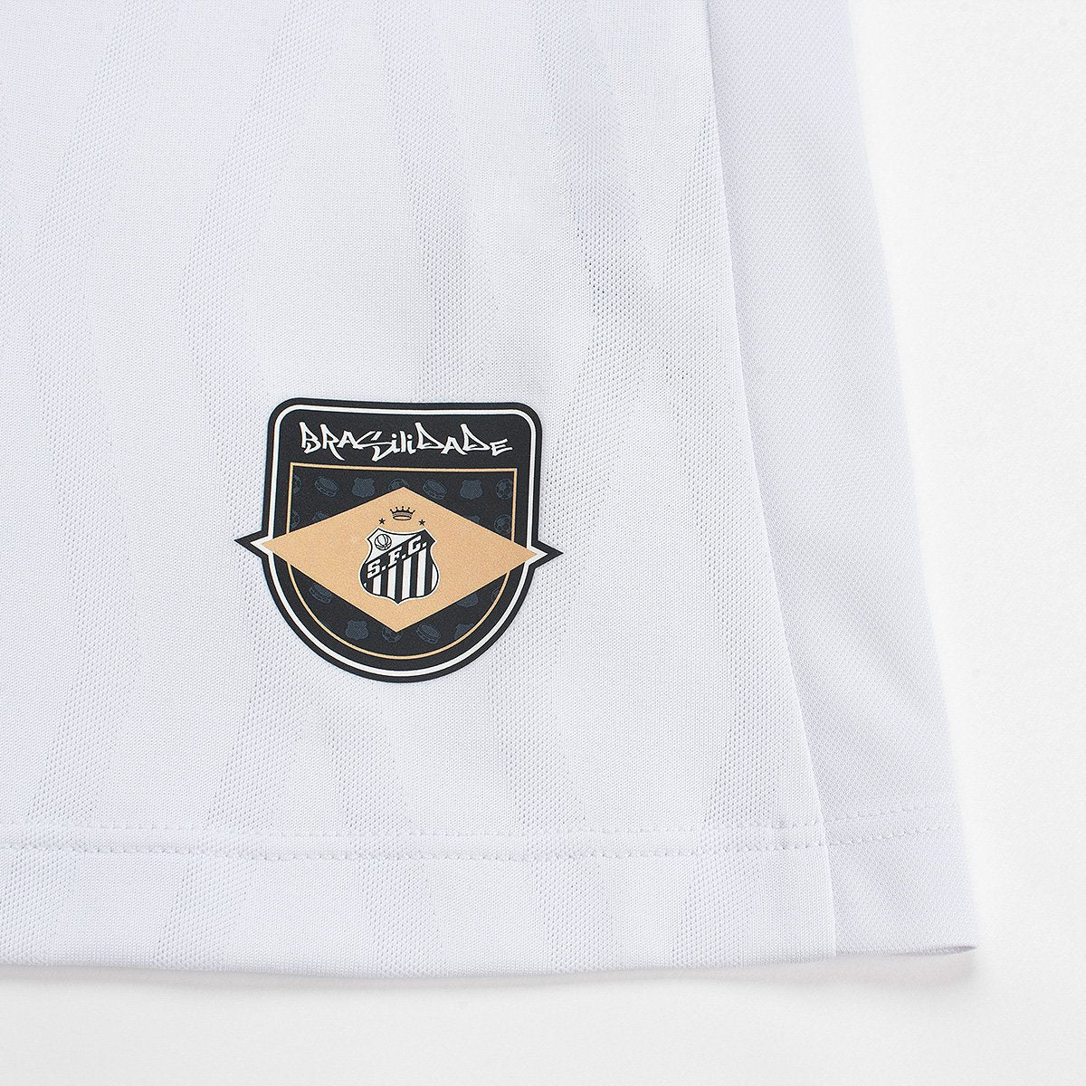 https://static.santosstore.com.br/produtos/camisa-santos-i-2627-sn-torcedor-umbro-masculina/32/SID-0111-032/SID-0111-032_zoom4.jpg