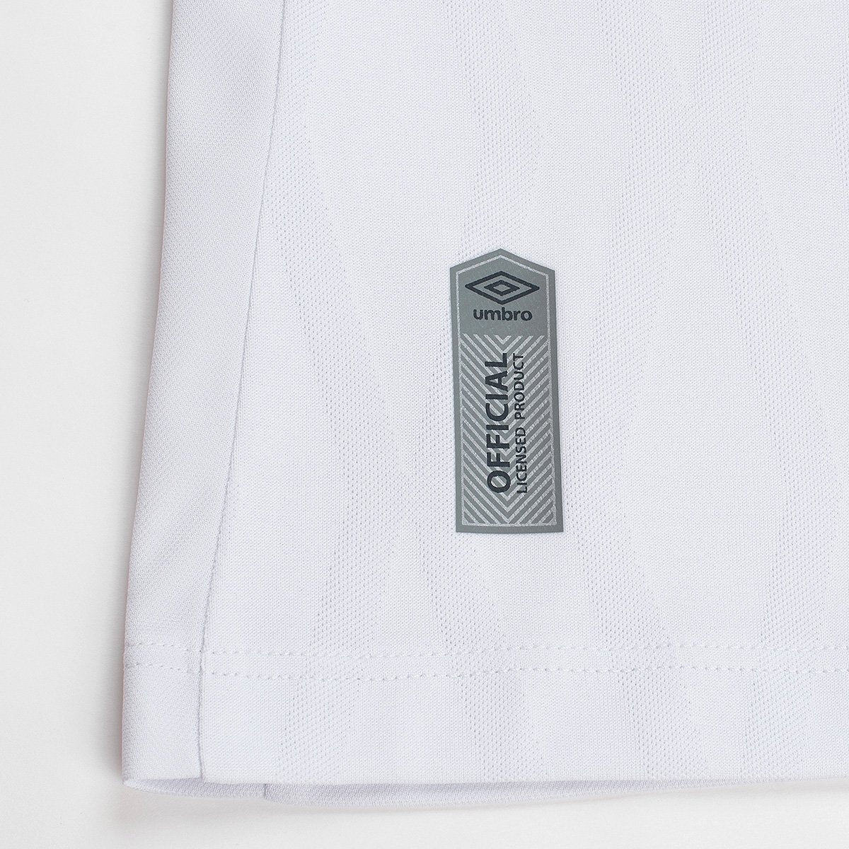 https://static.santosstore.com.br/produtos/camisa-santos-i-2627-sn-torcedor-umbro-masculina/32/SID-0111-032/SID-0111-032_zoom5.jpg