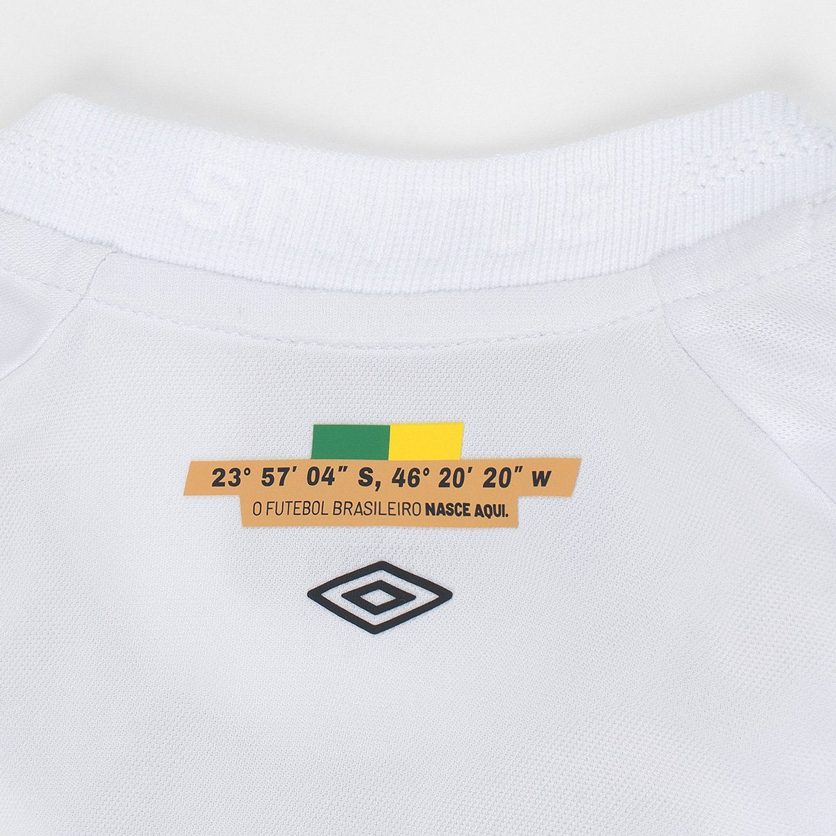 https://static.santosstore.com.br/produtos/camisa-santos-i-2627-sn-torcedor-umbro-masculina/32/SID-0111-032/SID-0111-032_zoom6.jpg