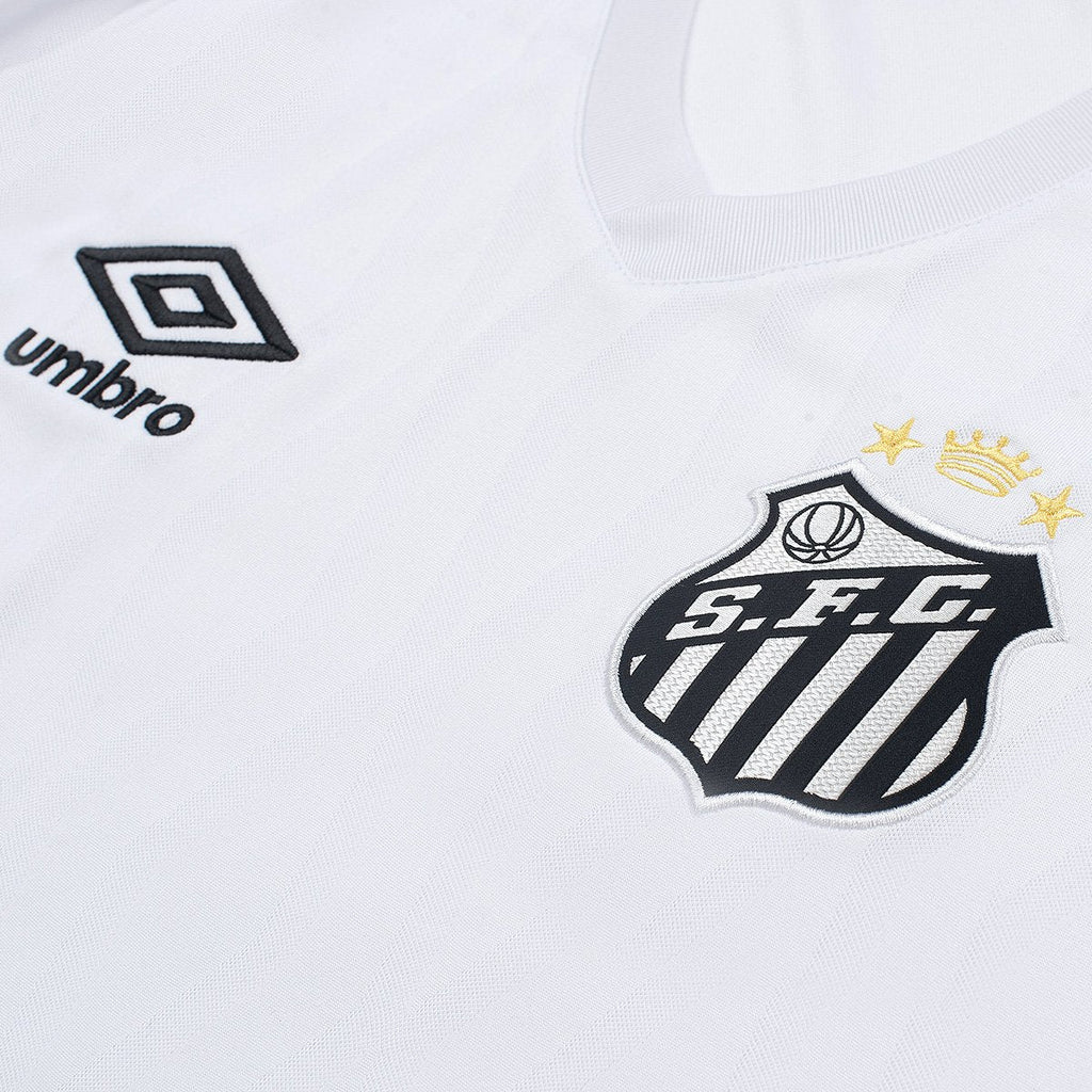 https://static.santosstore.com.br/produtos/camisa-santos-i-2627-sn-torcedor-umbro-feminina/32/SID-0112-032/SID-0112-032_zoom3.jpg