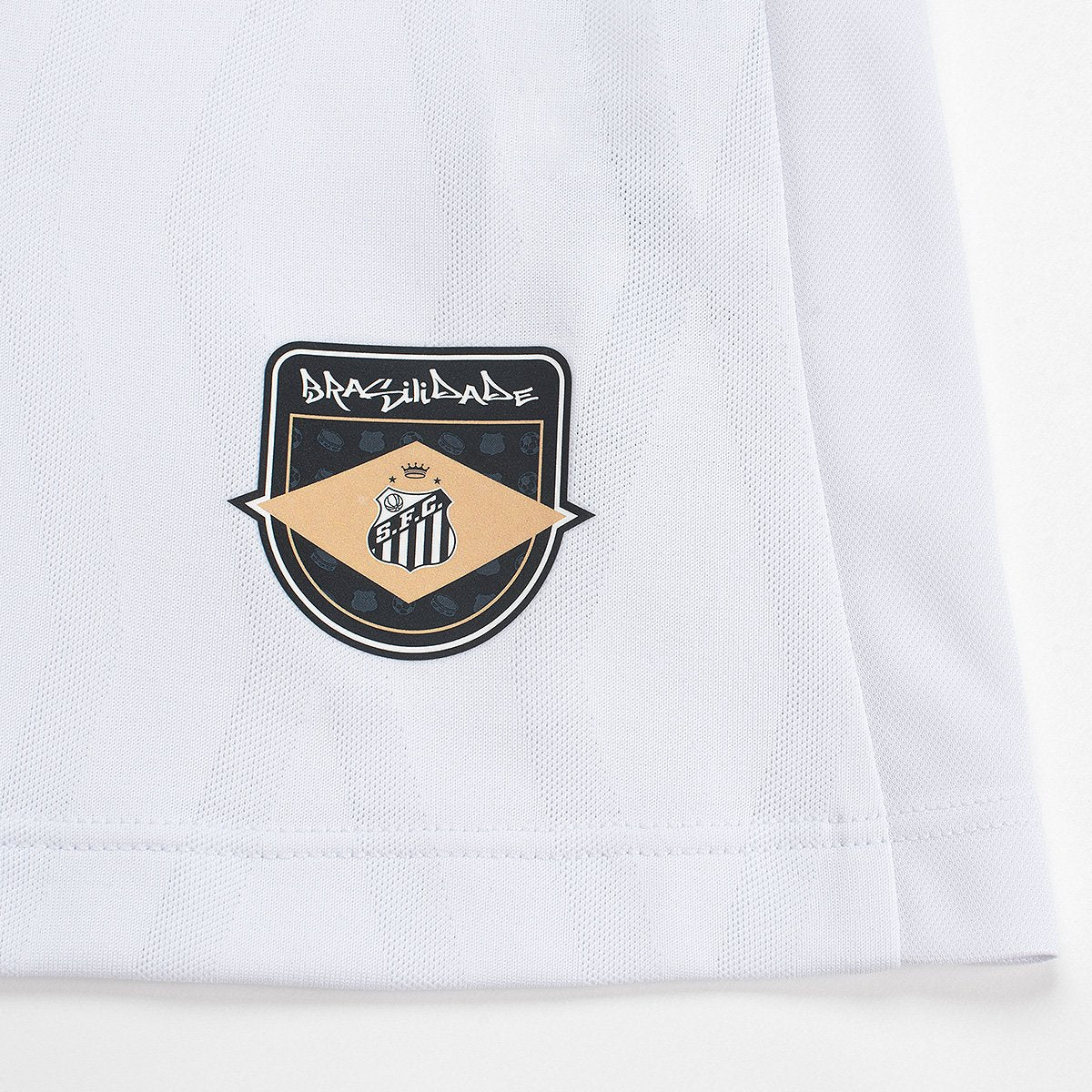 https://static.santosstore.com.br/produtos/camisa-santos-i-2627-sn-torcedor-umbro-feminina/32/SID-0112-032/SID-0112-032_zoom4.jpg